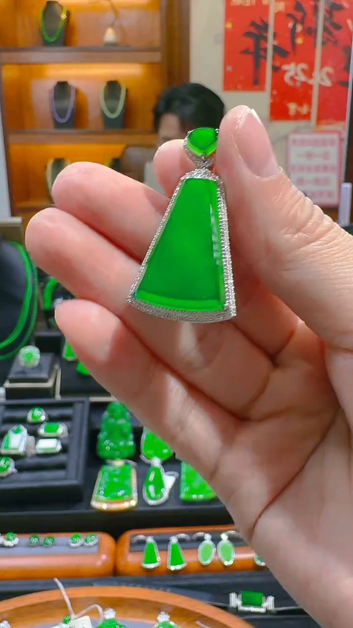 【闪购商品】翡翠吊坠(赠链)18K金镶嵌天然A货翡翠