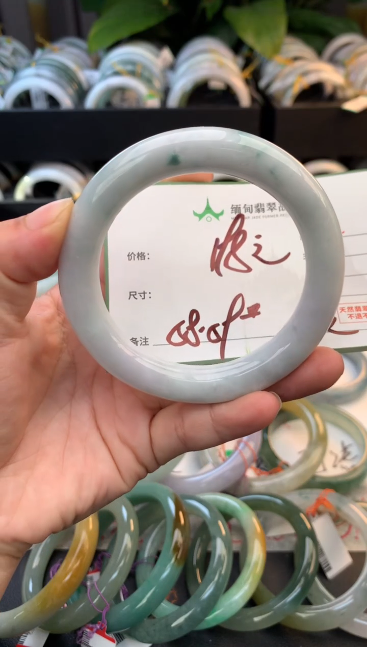 未镶嵌定制翡翠毛货需精细抛光+多人