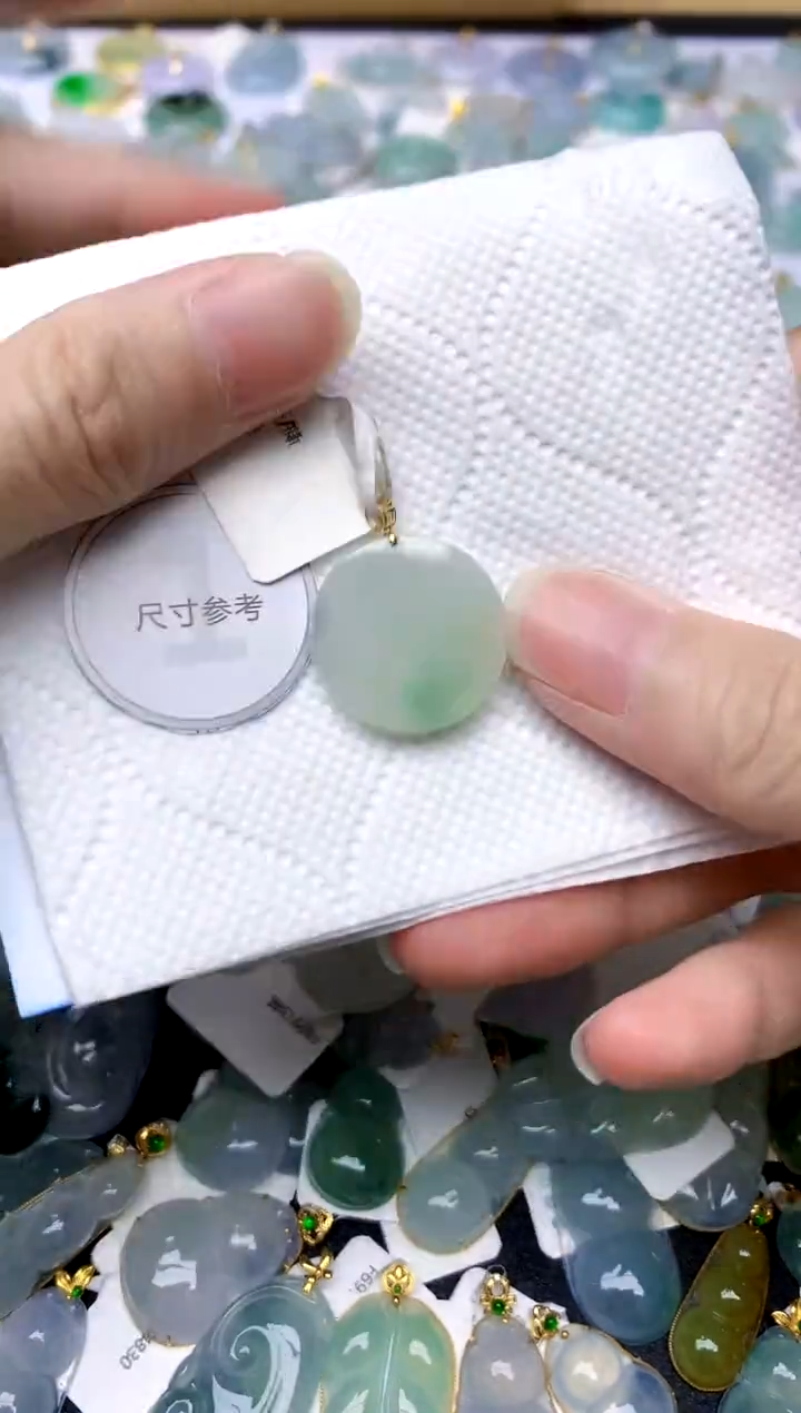 颈饰18K金镶嵌翡翠天然A货翡翠