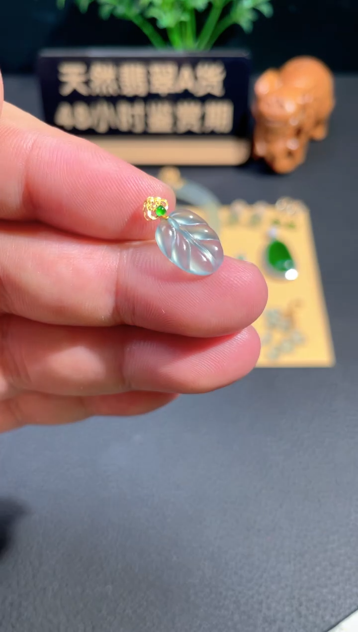 颈饰18K金镶嵌翡翠翡翠