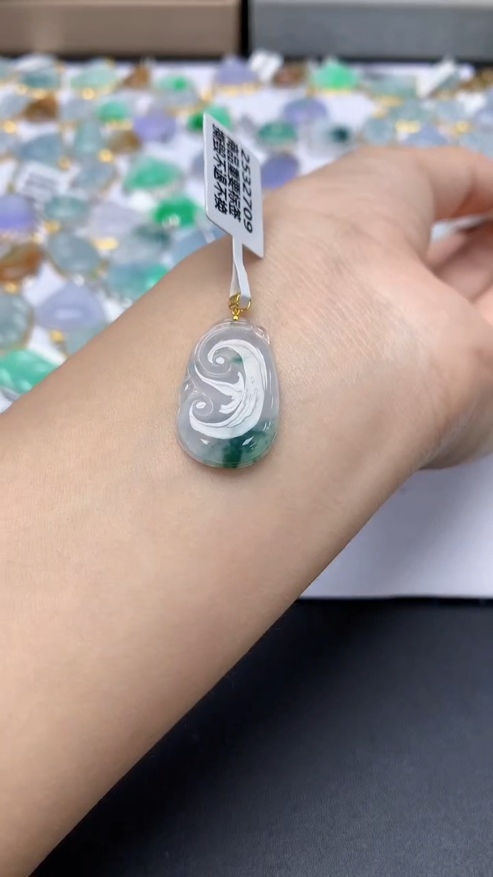 翡翠18K金镶嵌颈饰天然缅甸a货翡翠