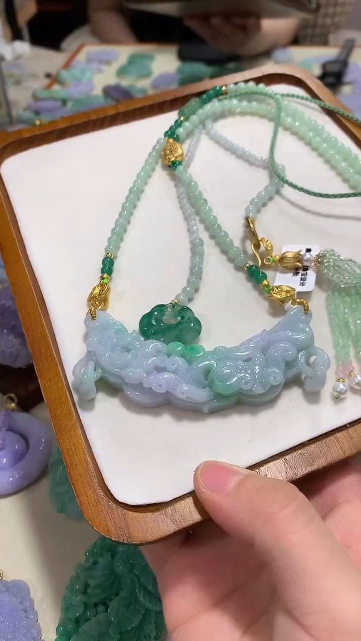 颈饰未镶嵌翡翠吊坠