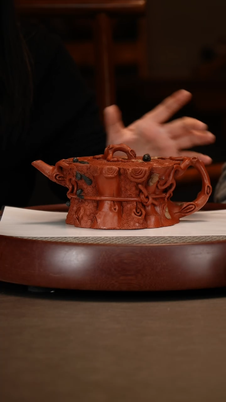 【闪购商品】紫砂茶壶君子之魂+桑黎兵松鼠葡萄杯+松画500c