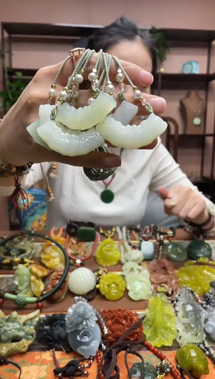 未镶嵌岫玉吊坠多样性发货发其中之一