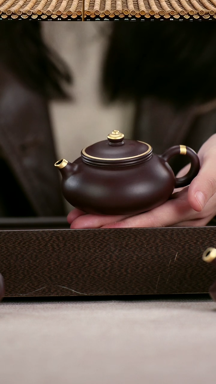 茶壶紫砂四号井茄皮紫泥描金寒江130cc