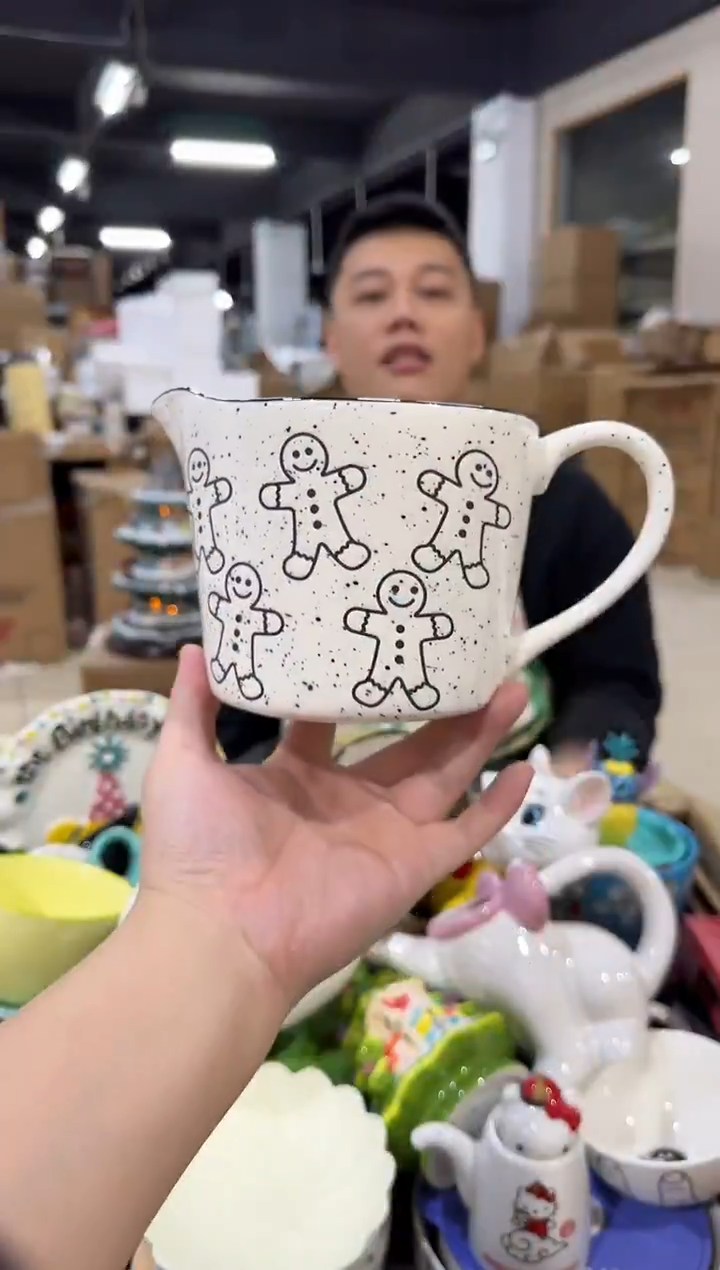 瓷片姜饼人奶壶 