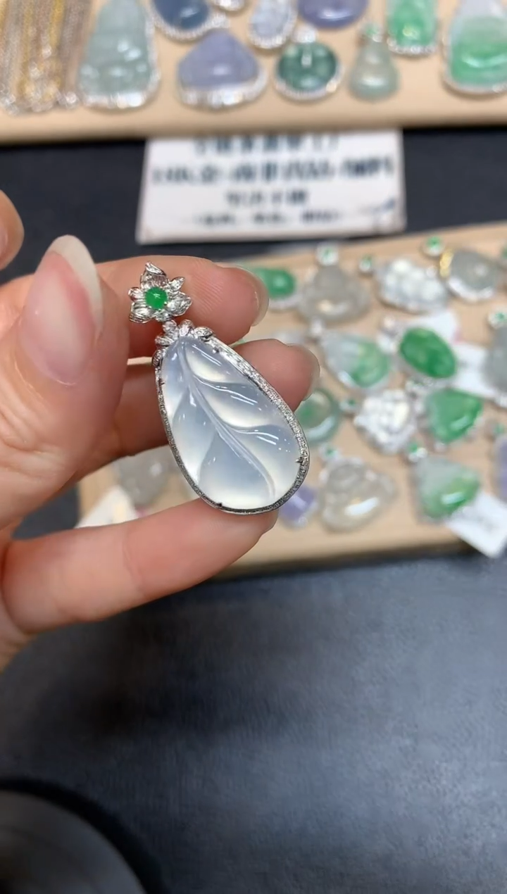 【闪购商品】翡翠颈饰18K金镶嵌芭蕉叶【无服务费