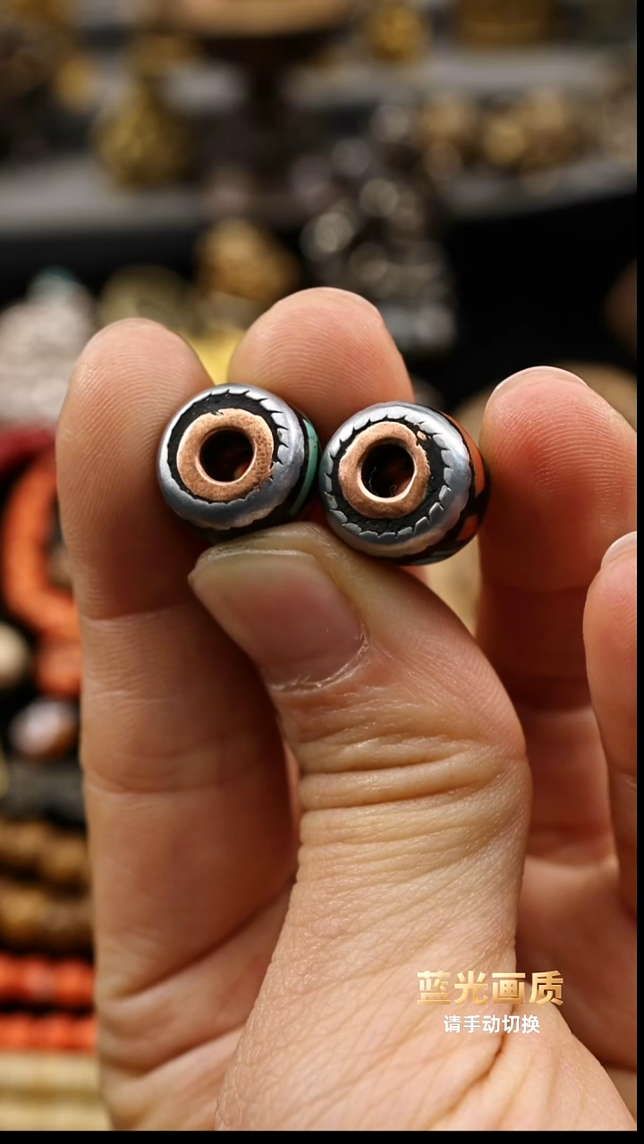 a**萨镶嵌铜珠子一对