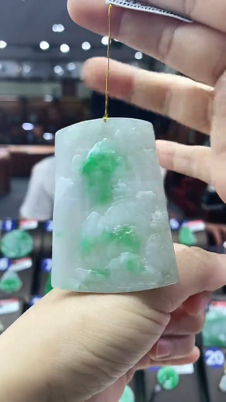 颈饰未镶嵌翡翠山水牌