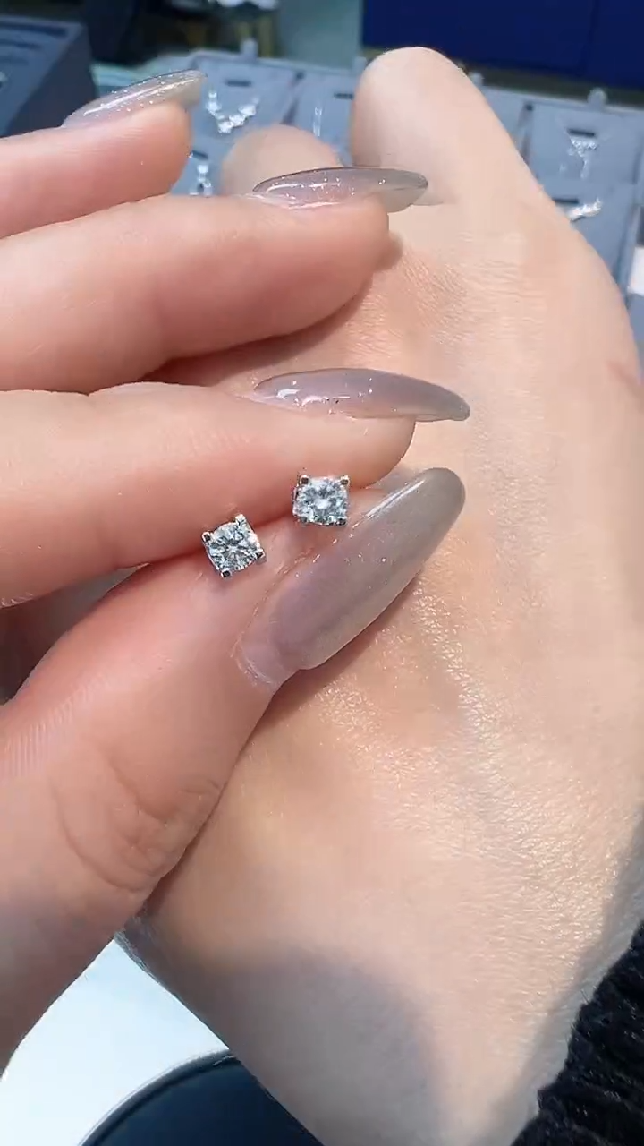 【闪购商品】钻石耳饰18K金镶嵌耳钉