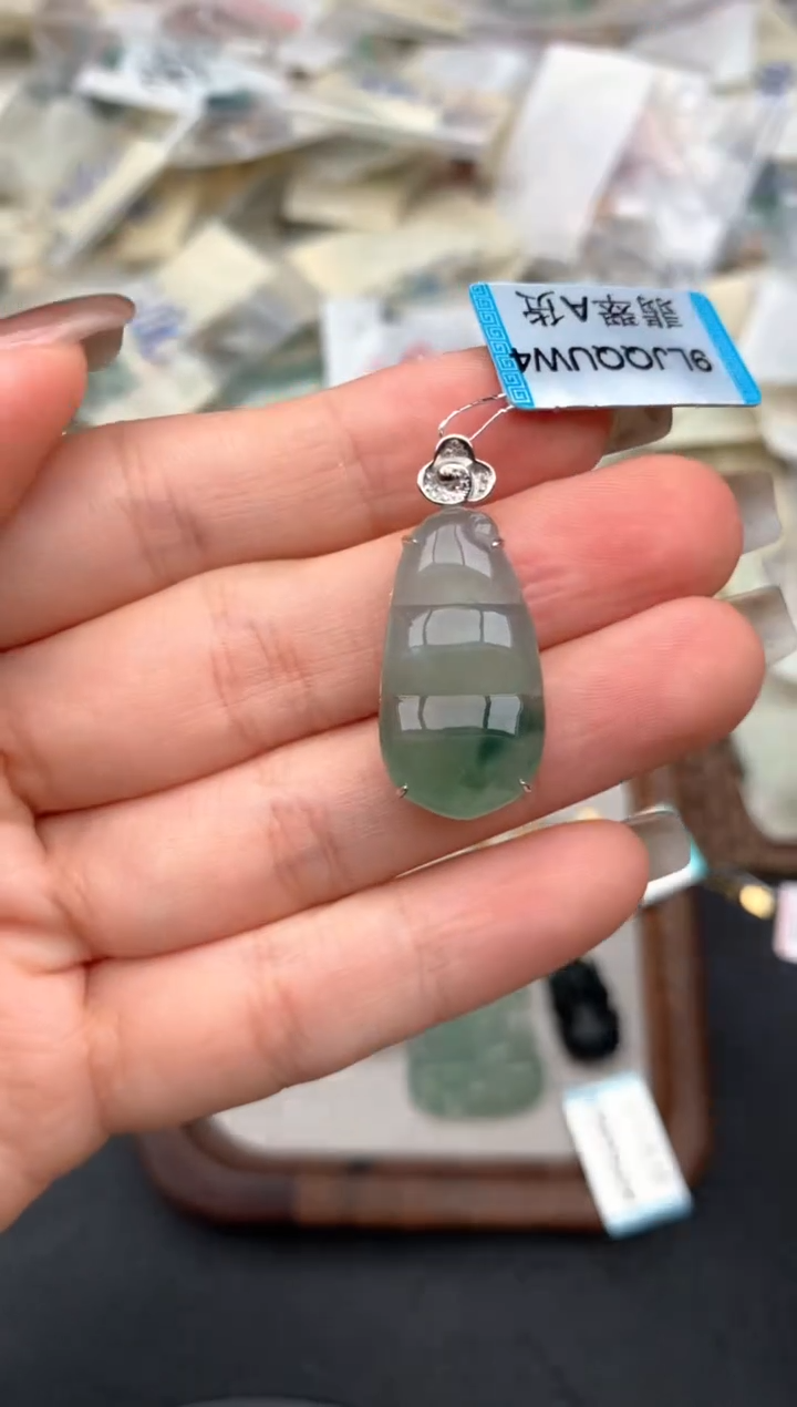 18K金镶嵌挂件翡翠一