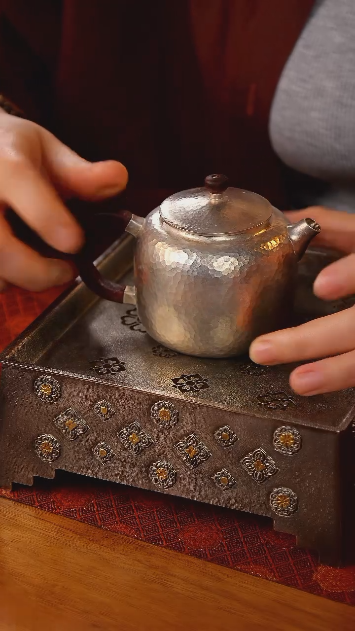 木把木钮锤纹烧白小壶