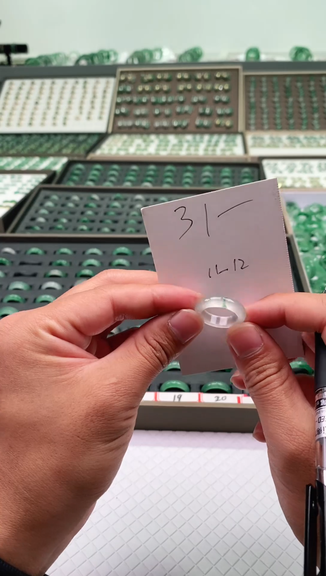 未镶嵌石英质玉（非洲翠）戒圈微瑕戒圈12