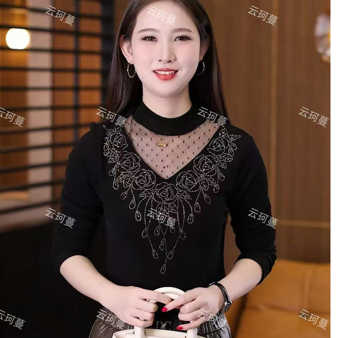 YUNKEMAN/云珂蔓半高领烫钻外穿内搭洋气显瘦遮肉季镂空打底衫