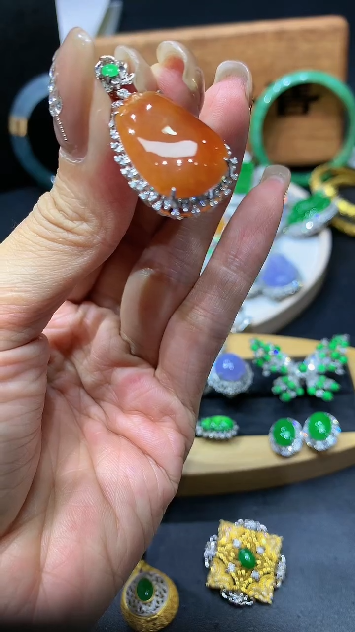 【闪购商品】翡翠颈饰18K金镶嵌团购