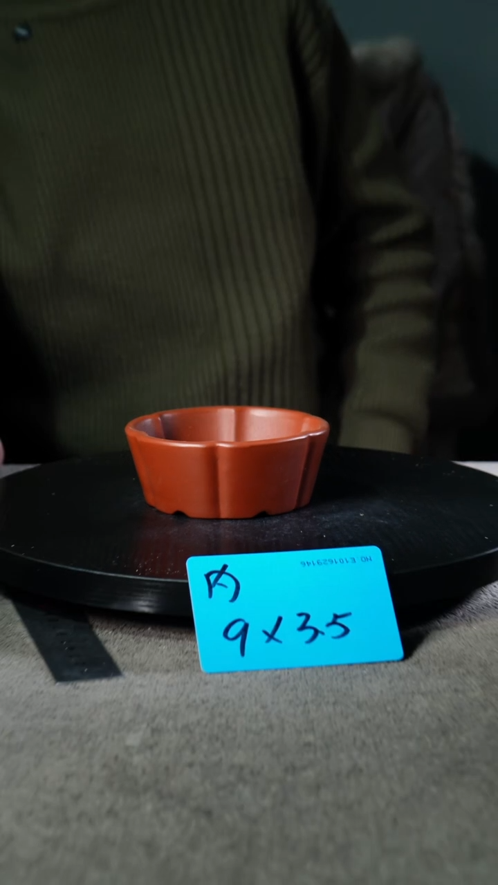 A宜兴紫砂小花盆