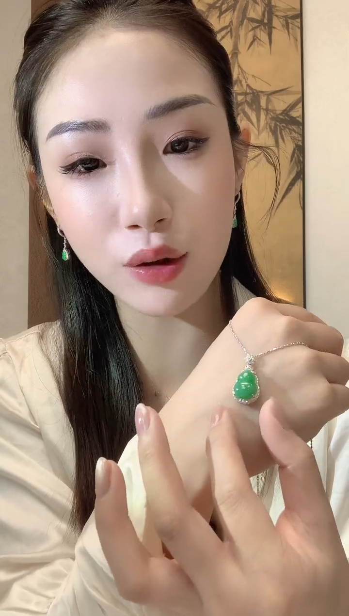 【闪购商品】翡翠吊坠(不含链)18K金镶嵌A9