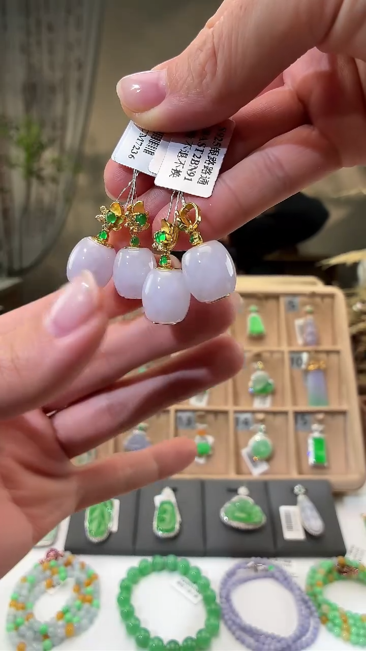 颈饰18K金镶嵌翡翠吊坠 多样性发货