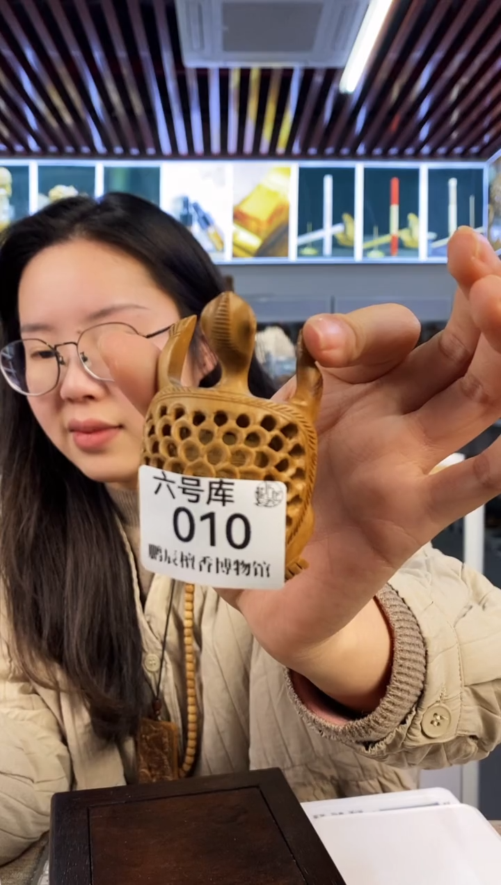 【闪购商品】檀香木六号库010-工艺品镂空龟