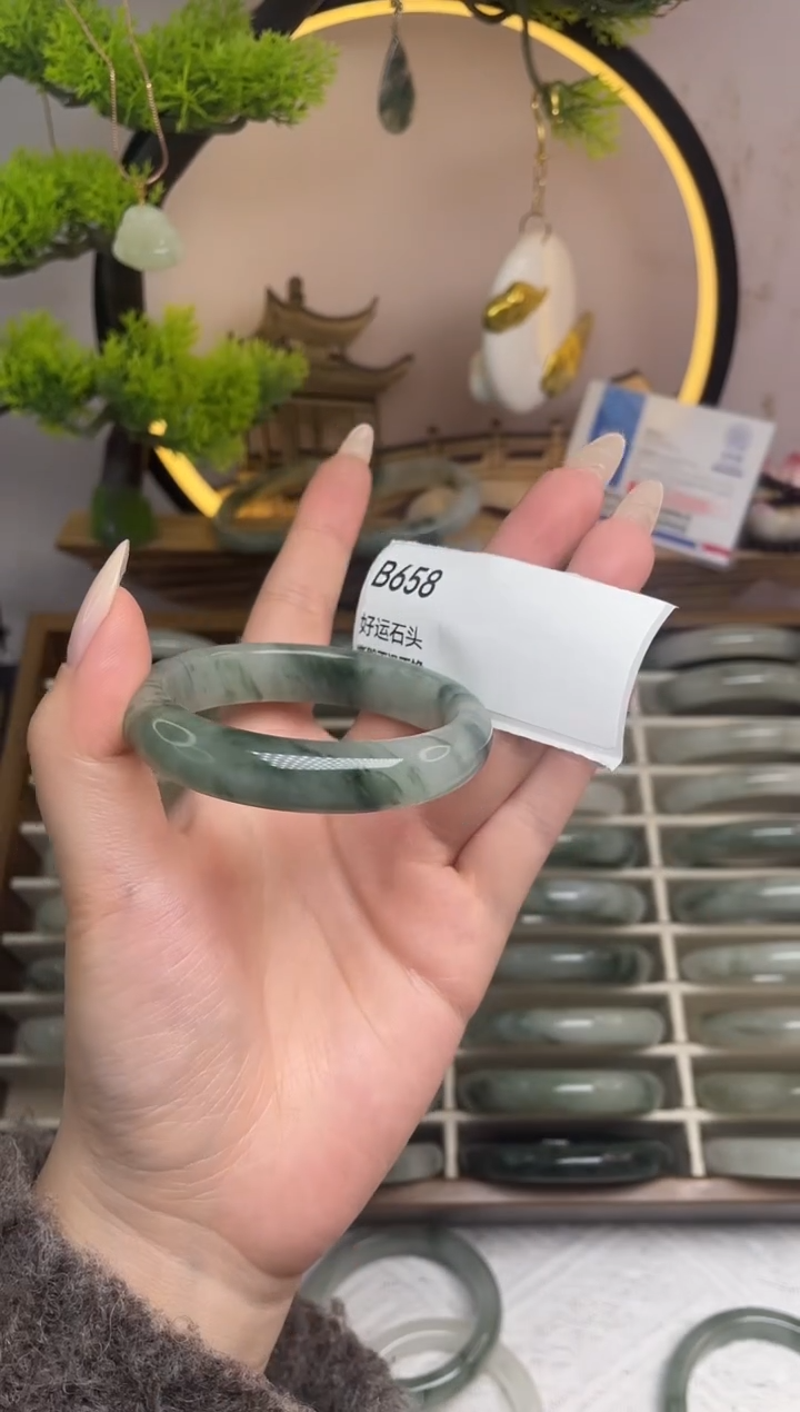 未镶嵌手镯石英质玉B658