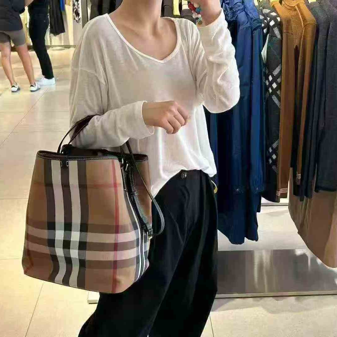 【巴黎直邮】Burberry博柏利格纹配牛皮水桶包单肩斜跨包 81021881