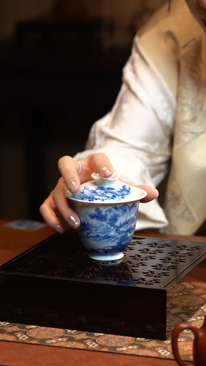 【闪购商品】L元煦青花山水高足小二才盖碗