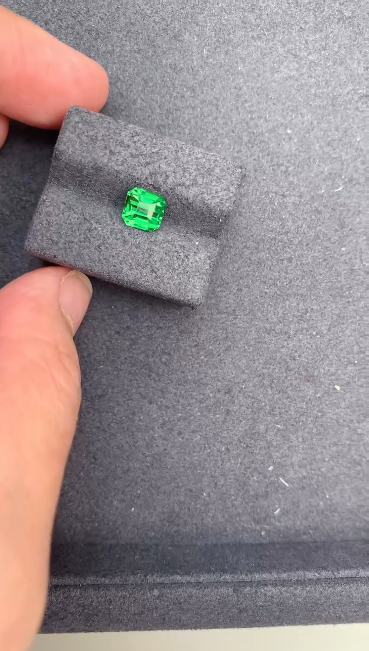 【闪购商品】石榴石裸石未镶嵌1.5ct沙弗莱