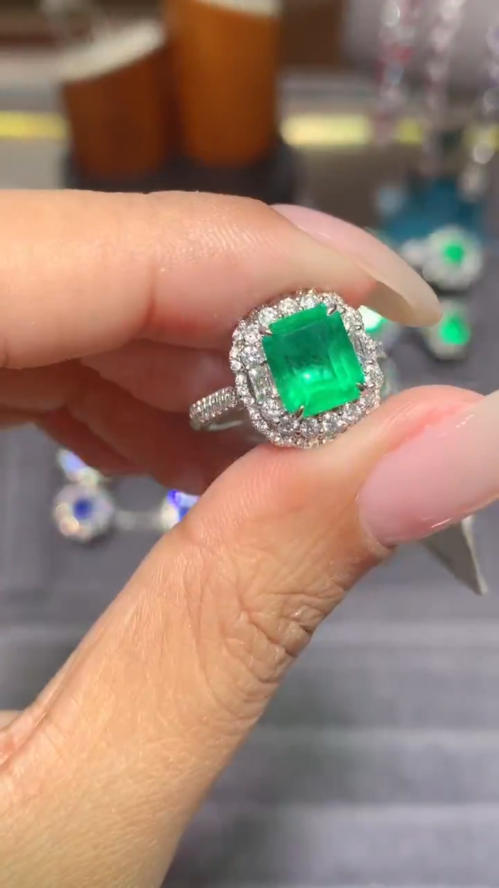 18K金镶嵌戒指祖母绿1.8CT