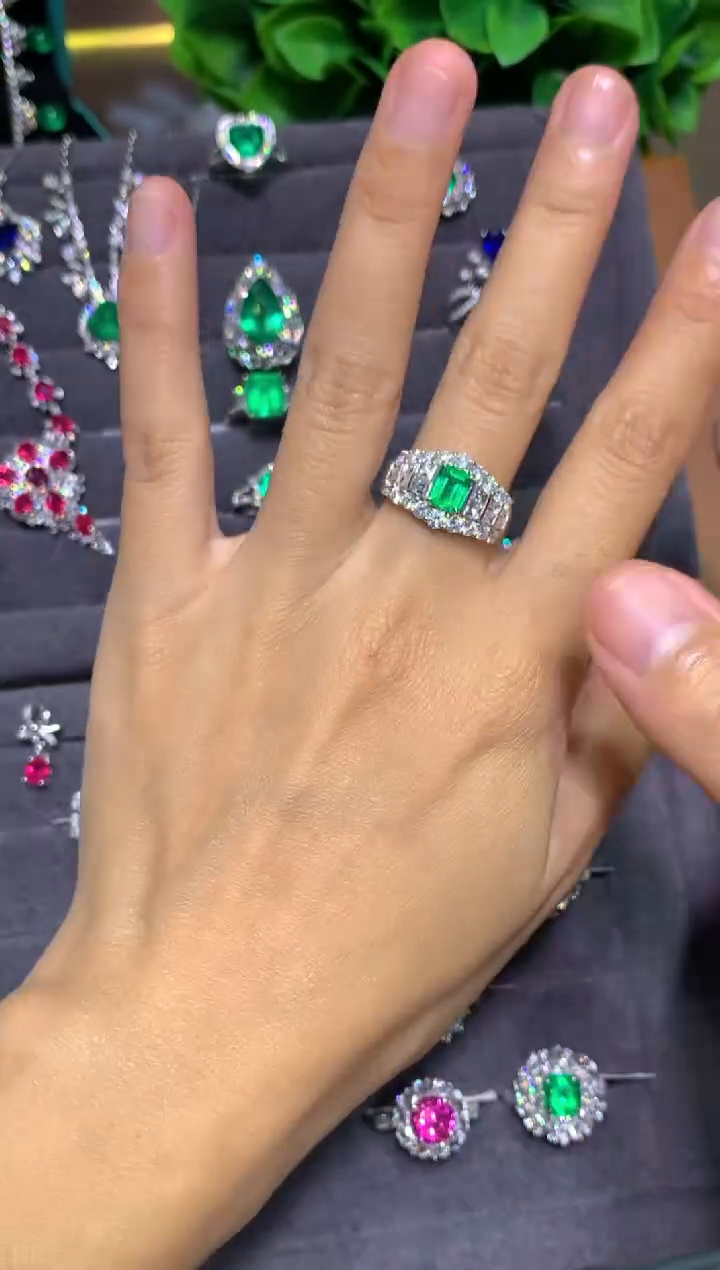 18K金镶嵌戒指祖母绿0.88CT