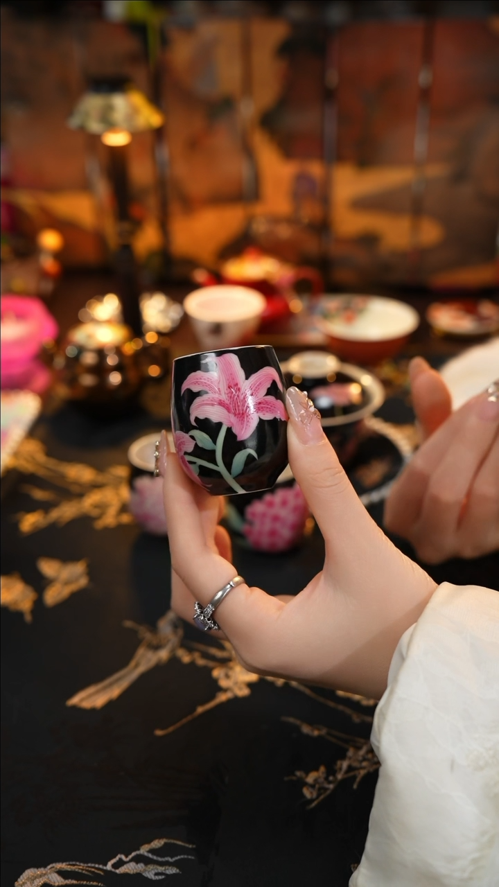 【闪购商品】景德镇手工手绘雅圣粉彩黑地花卉主人杯