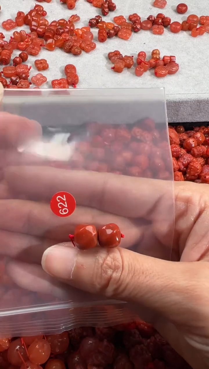 南红玛瑙未镶嵌颈饰1