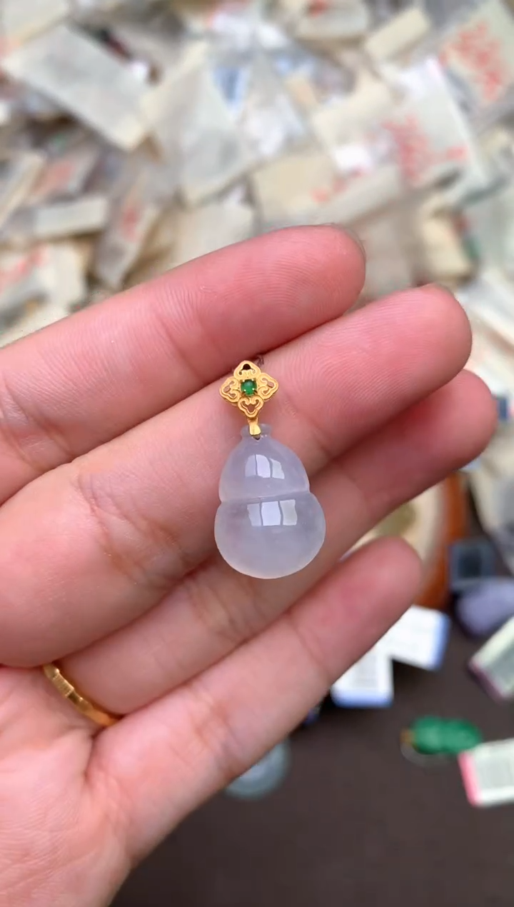 18K金镶嵌挂件翡翠— 