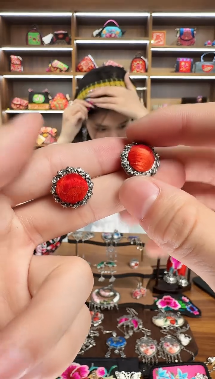 【闪购商品】织绣141蒙阿苏苗绣传承