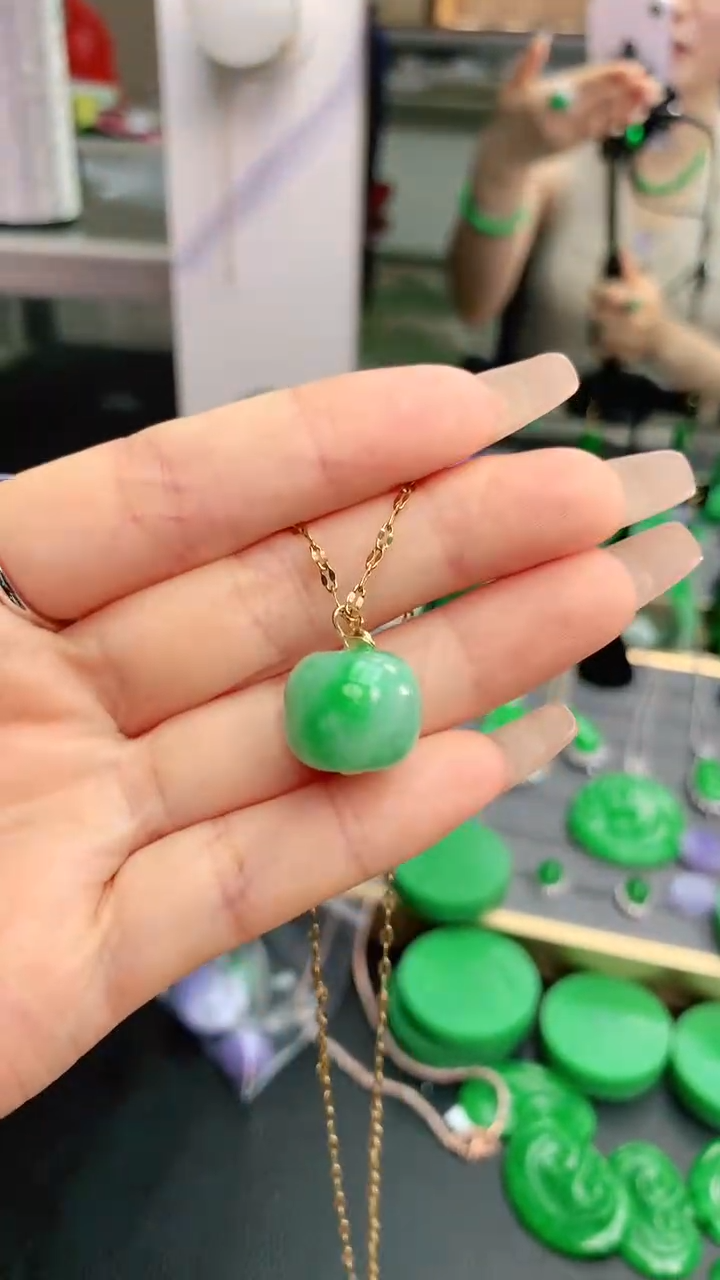 翡翠未镶嵌颈饰赠礼盒证书