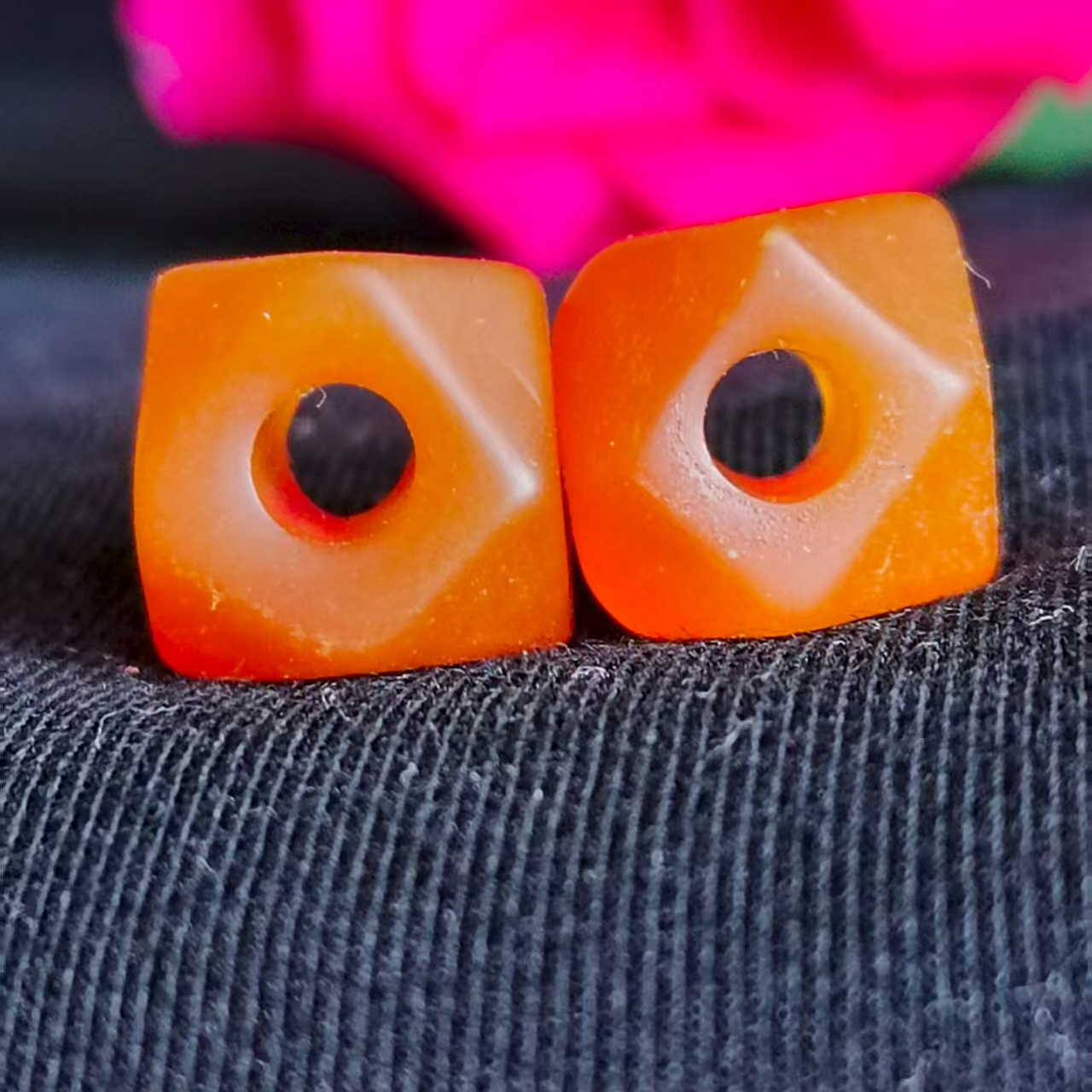 静雅古珠-玛瑙八棱1对.尺寸11+mm.孔内径4mm