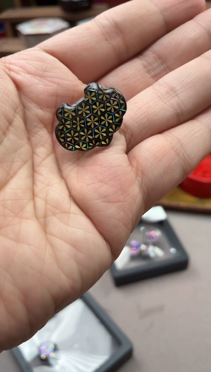 扬州漆器厂同心锁小胸针