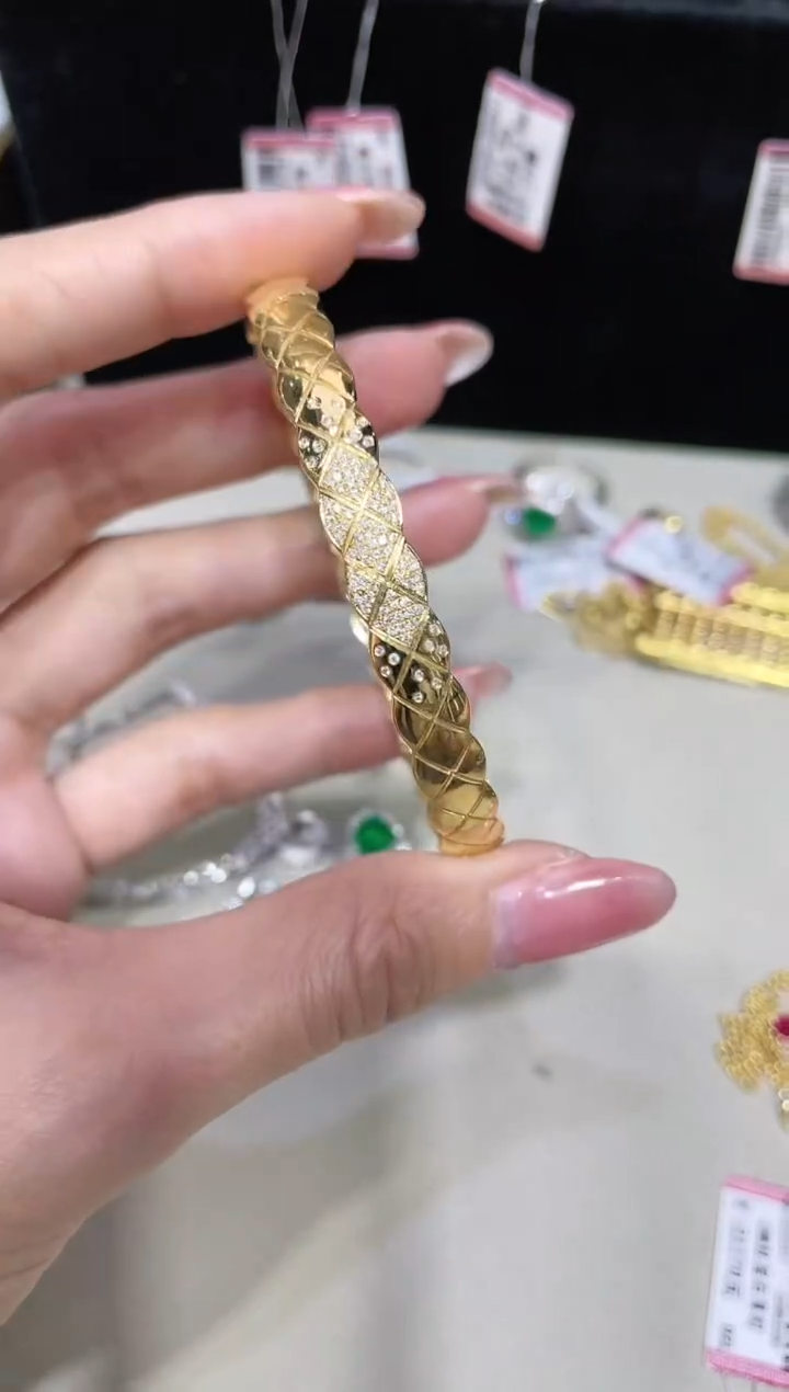 18K金镶嵌钻石手镯 K黄