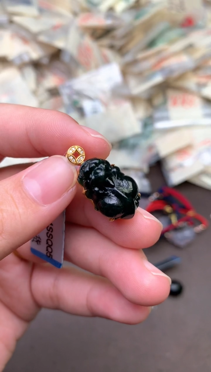 18K金镶嵌挂件翡翠— 