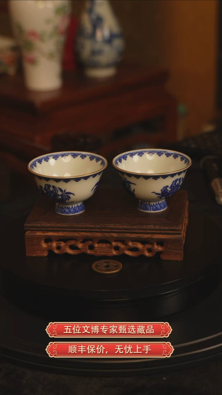 铜N****y清乾隆青花石榴寿桃纹翻足杯一对