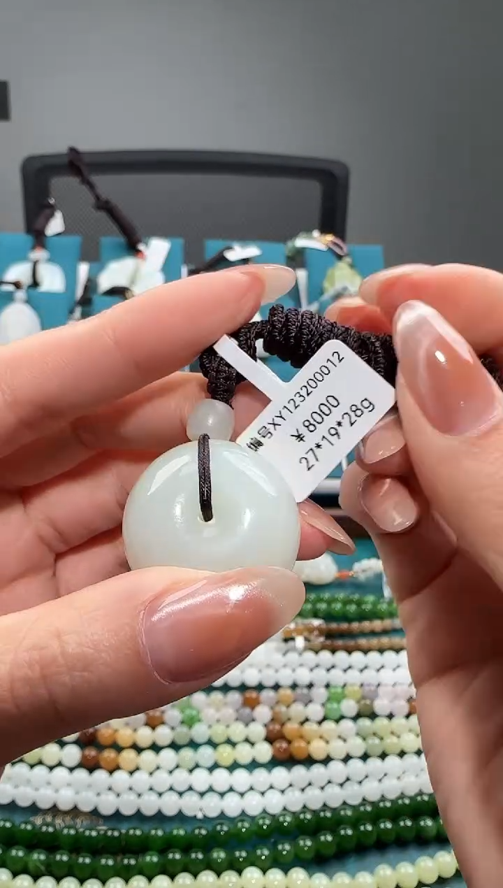 颈饰未镶嵌和田玉吊坠 XY