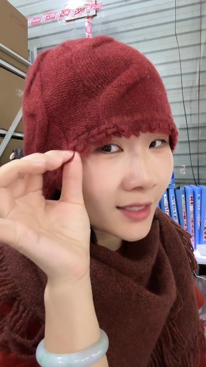 山羊绒褐香红流苏帽