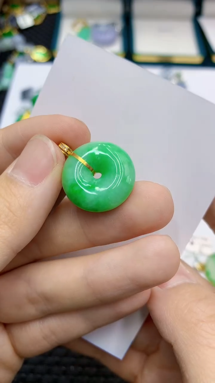 翡翠18K金镶嵌颈饰             1