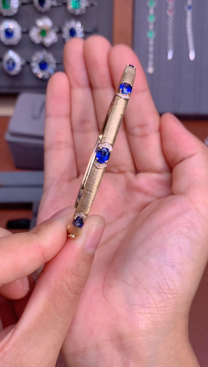 【闪购商品】蓝宝石手镯18K金镶嵌3.5CT