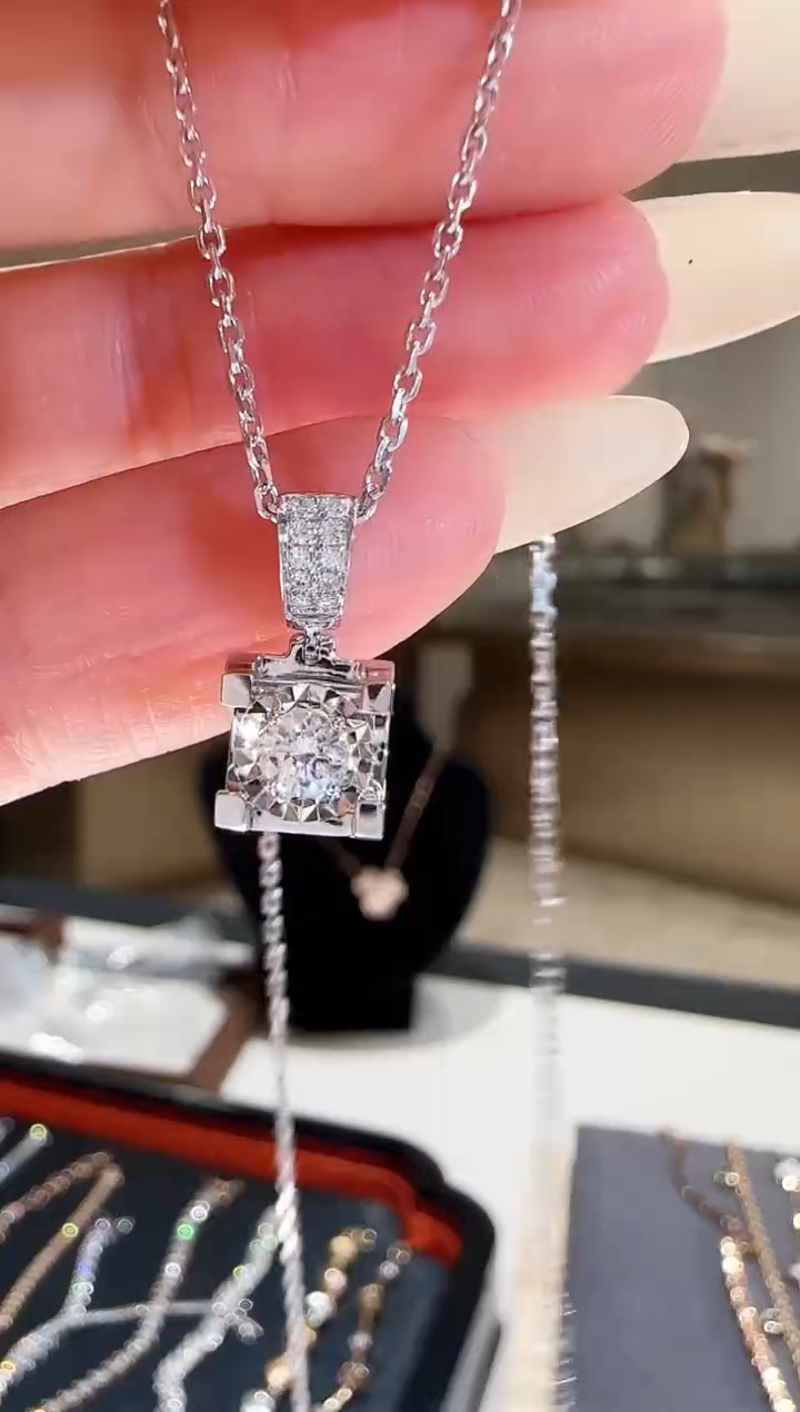 单吊坠18K金镶嵌钻石18K金牛头吊坠k白