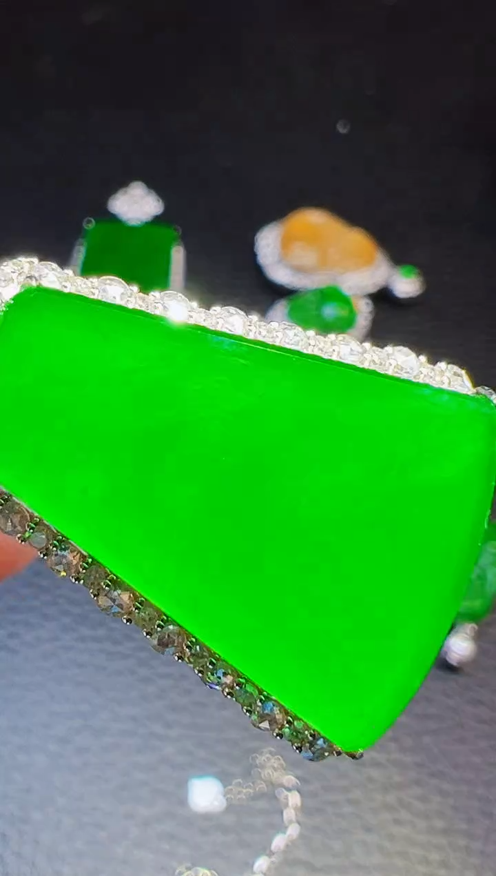 颈饰18K金镶嵌翡翠卉**语翡翠