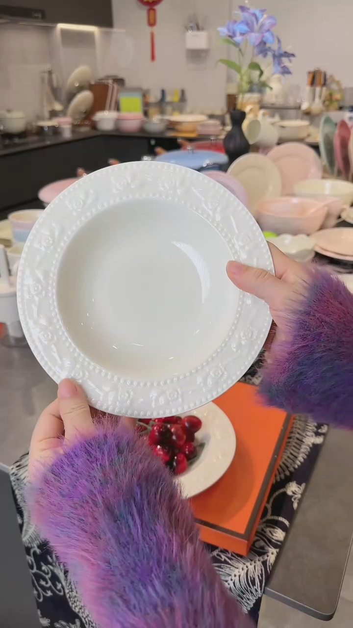 【闪购商品】瓷2个浮雕草莓深盘-奶油白8寸