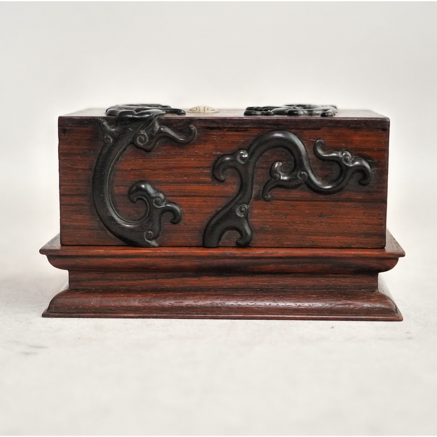 文华开物第231期拍品 9 清 黄花梨嵌紫檀雕二龙戏珠印章盒