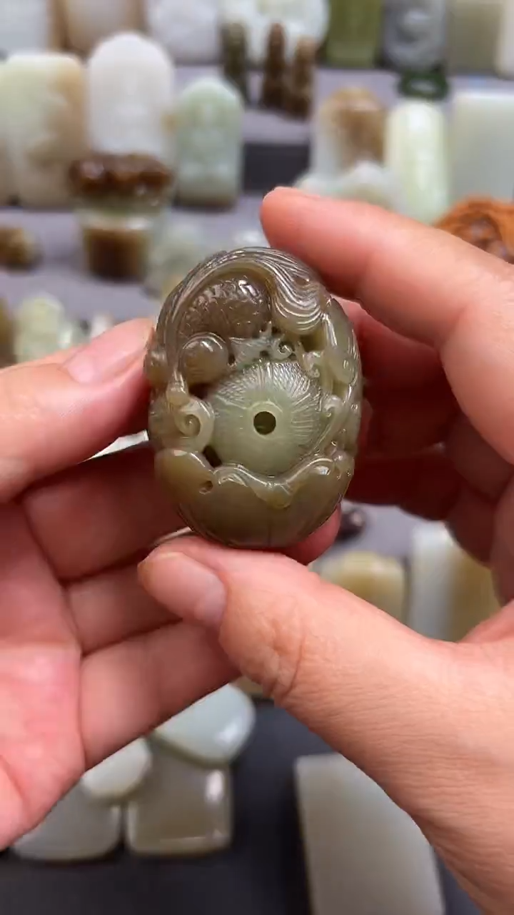 和田玉未镶嵌颈饰.