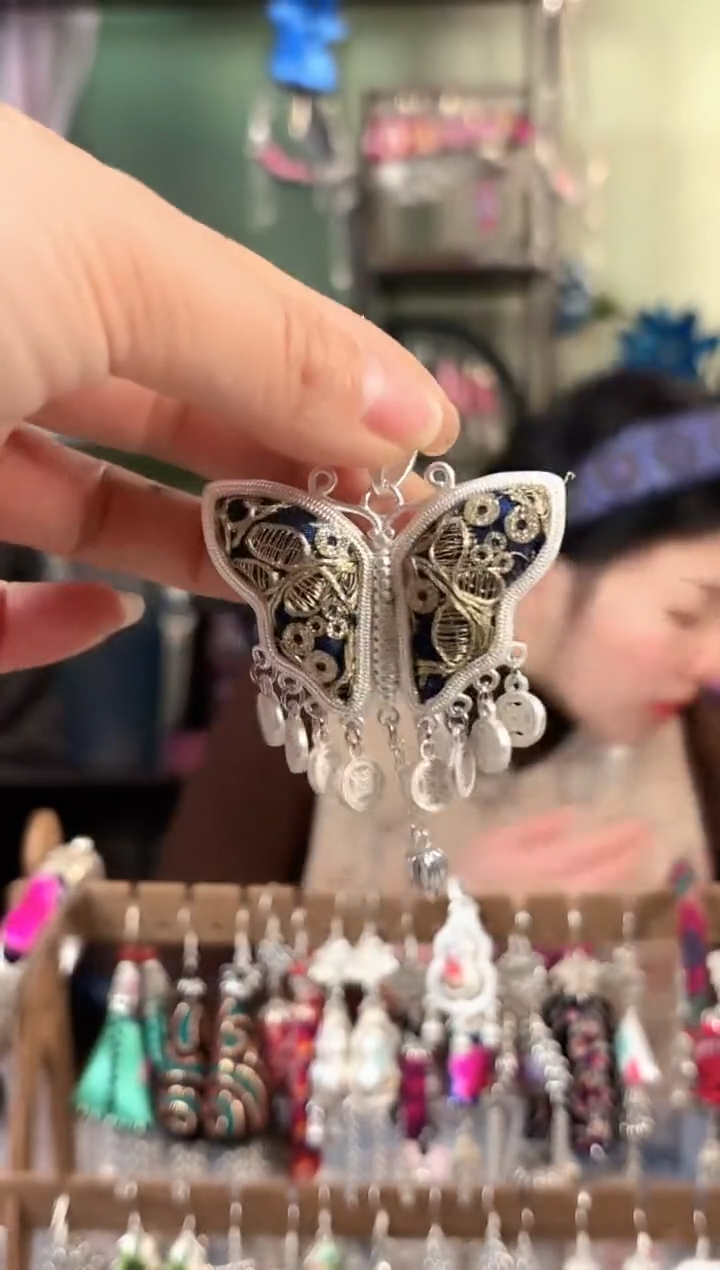 彩云南阁非遗老绣饰品535