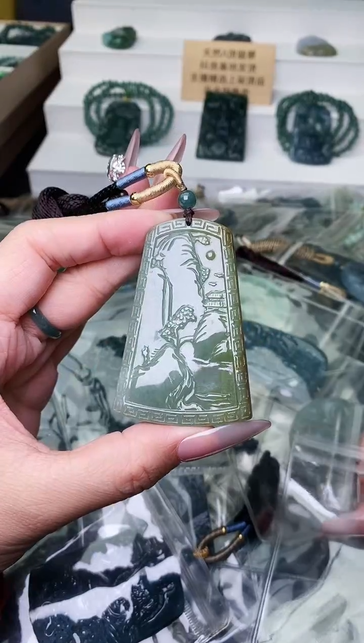 颈饰未镶嵌翡翠 